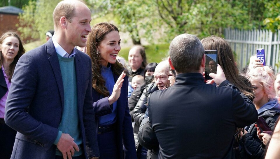 Prins William og hertuginde Kate blander sig med folkemængden på gaden i Glasgow.