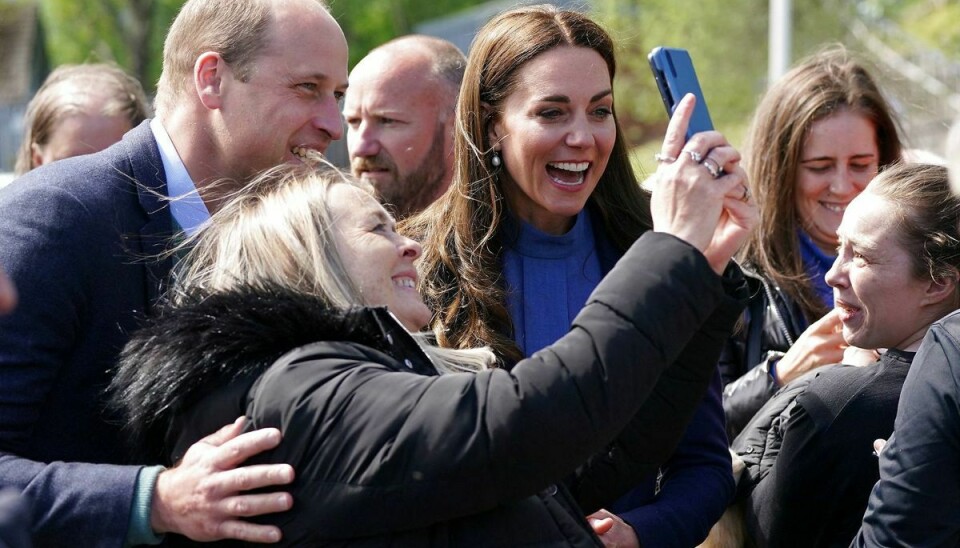 Her er det så det famøse foto, af en fan, der får lov til at tage en selfie sammen med det royale par.