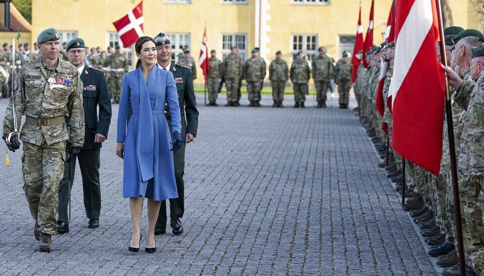 Kaptajn Mary inspicerer tropperne. Kaptajn Mary inspicerer tropperne.