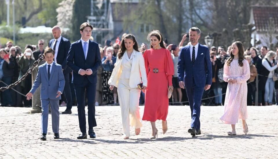 Isabella ankommer til Fredensborg sammen med sine forældre og tre søskende.