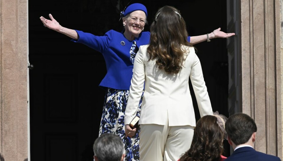 Margrethe tager imod Isabella med kæmpe krammer.