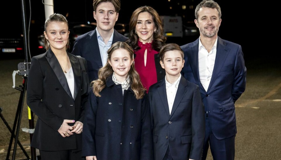 Kronprinsparret med deres fire børn. Prins Christian går på Herlufsholm, og prinsesse Isabella begynder efter planen på skolen i 9. klasse efter sommerferien. (Arkivfoto).