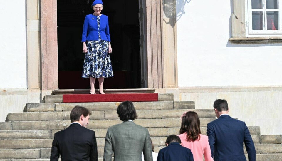 Dronningen tager imod prins Joachim og hans familie.
