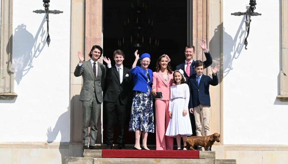 Dronning og prins Joachim med familie hilser fra trappen.