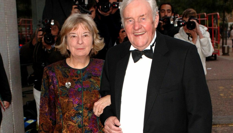 Nu er de begge døde. Ann Davies ses her sammen med sin mand Richard Briers, der gik bort i 2013.