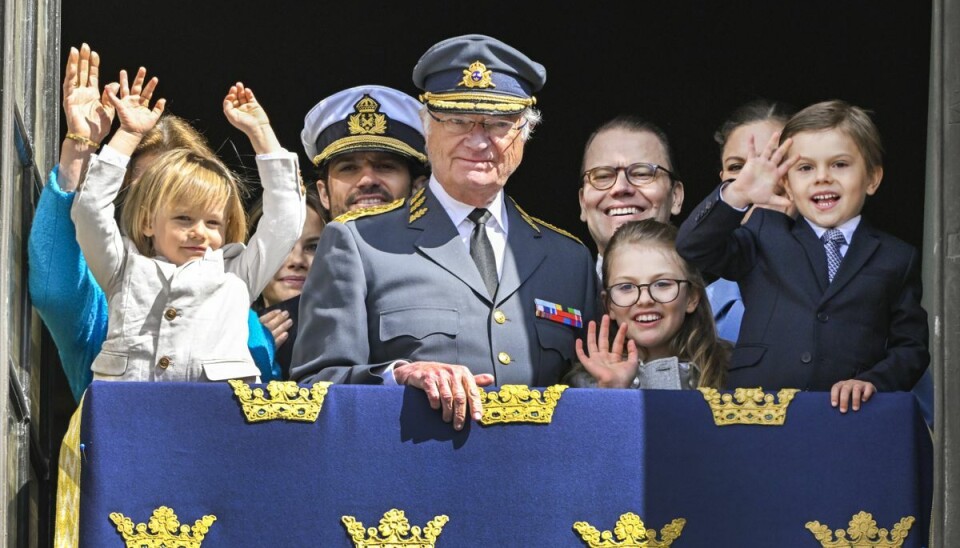 Børnebørnene, fra venstre, prins Gabrie samt prinsesse Estelle og prins Oscar, var i første række sammen med kongen ved hyldesten fra slotsbalkonen. Børnebørnene, fra venstre, prins Gabrie samt prinsesse Estelle og prins Oscar, var i første række sammen med kongen ved hyldesten fra slotsbalkonen.