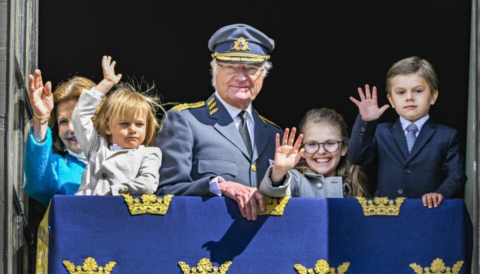 De tre børnebørn sammen med kongeparret. De tre børnebørn sammen med kongeparret.