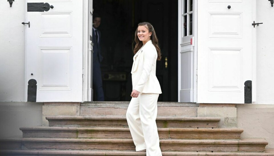 Prinsesse Isabella, klædt i hvidt, smilede over hele hovedet, da hun efter konfirmationen mødte pressen.