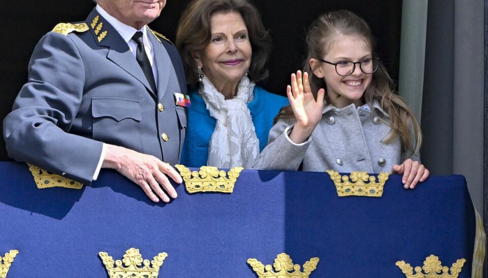 Her er det kongeparret sammen med prinsesse Estelle, der er nummer to i den svenske tronarvefølge efter sin mor, kronprinsesse Victoria. Her er det kongeparret sammen med prinsesse Estelle, der er nummer to i den svenske tronarvefølge efter sin mor, kronprinsesse Victoria.