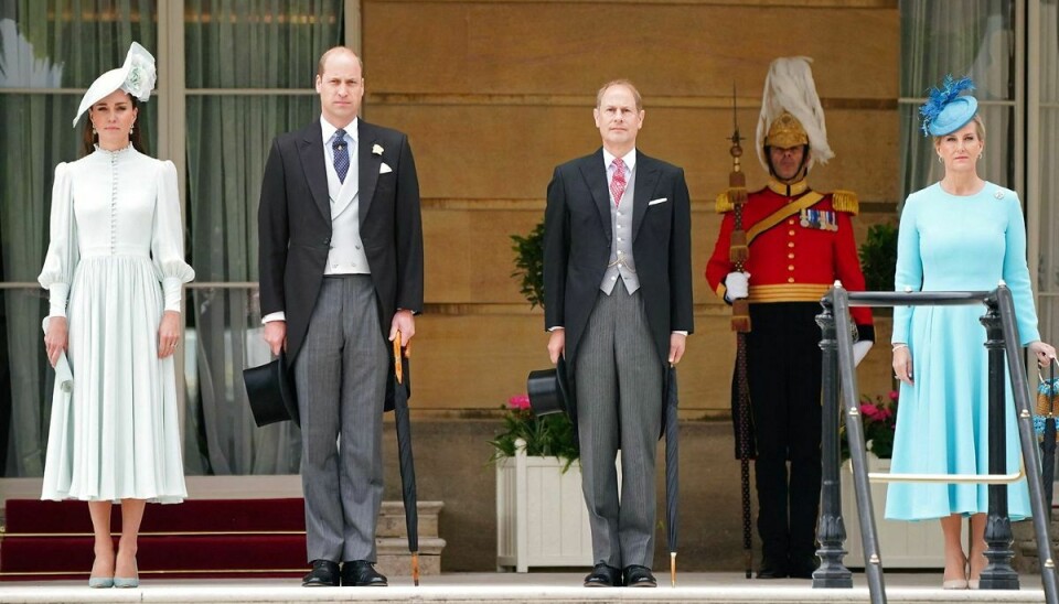 William og Kate på trappen op til paladset sammen med prins Edward og hans hustru, grevinde Sophie af Wessex.