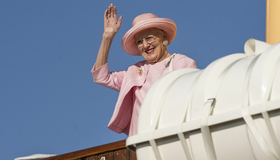Da Dronning Margrethe besøgte Fredericia med Kongeskibet Dannebrog fredag, valgte en kvinde at springe i vandet for at komme ombord på skibet. Da Dronning Margrethe besøgte Fredericia med Kongeskibet Dannebrog fredag, valgte en kvinde at springe i vandet for at komme ombord på skibet.