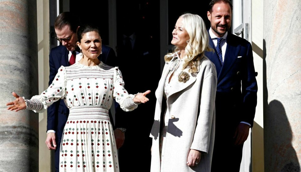 Royale kolleger og nære venner. Det norske kronprinspar er i øjeblikket på officielt besøg i Sverige, hvor kronprinsesse Victoria og prins Daniel er deres værter.