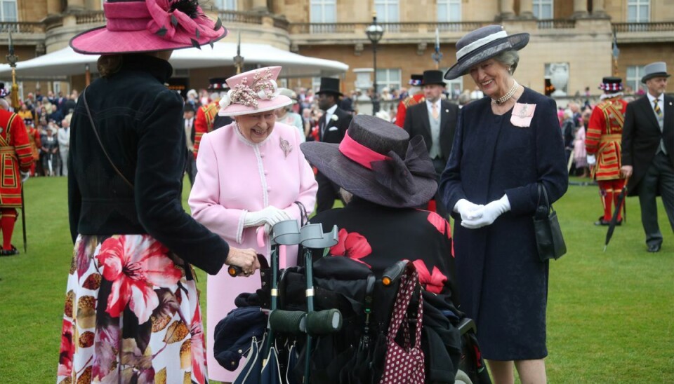 Dronning Elizabeth hilser på nogle af gæsterne ved en af sine havefester i 2019.