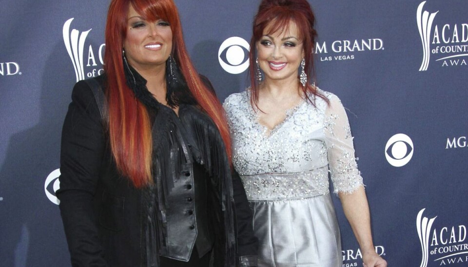 Sangerinde Naomi Judd (til højre) er død i en alder af 76 år. På billedet ses hun med sin datter, som hun også lavede musik med. (Arkivfoto)