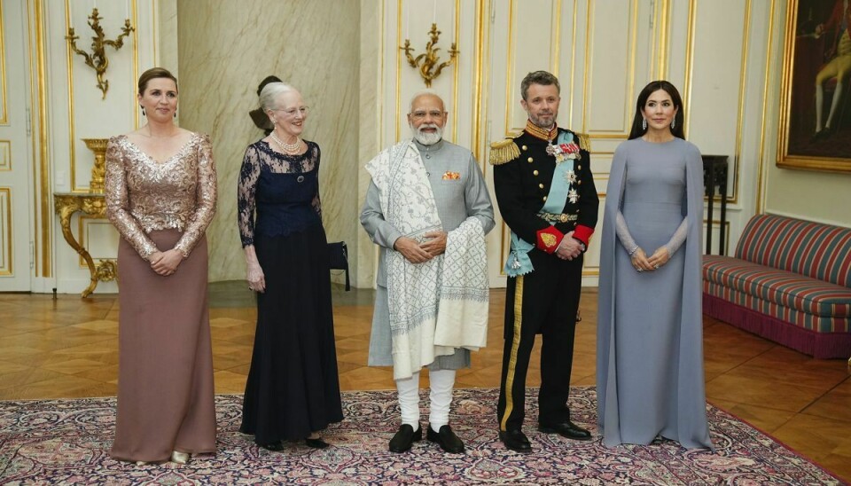 Statsminister Mette Frederiksen, dronning Margrethe, Indiens premierminister, Narendra Modi, og kronprinsparret stiller op til billede forud for gallamiddag.