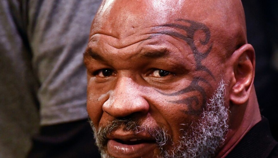 Tidligere verdensmester i boksning Mike Tyson lod slagene hagle ned over en fan på et fly. Tidligere verdensmester i boksning Mike Tyson lod slagene hagle ned over en fan på et fly.