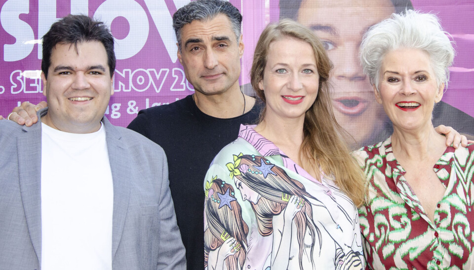 Ulla Vejby spiller sammen med Lukas Birch, Farshad Kholghi og Anne Karin Broberg i Pejseshow på Pejsegården i Brædstrup.