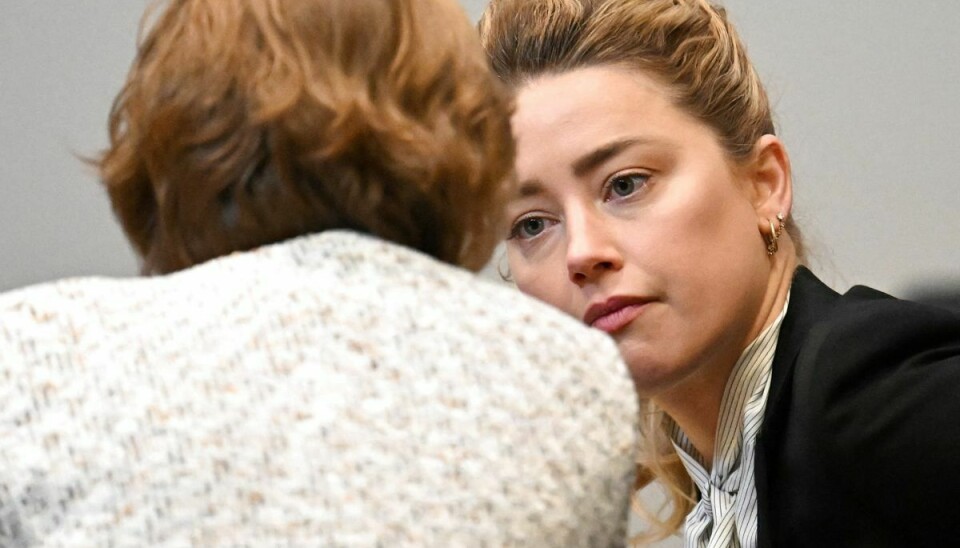 Johnny Depps ekskone Amber Heard var til stede i retten, da Johnny Depp tirsdag gav sit vidneudsagn i sagen mod hende.