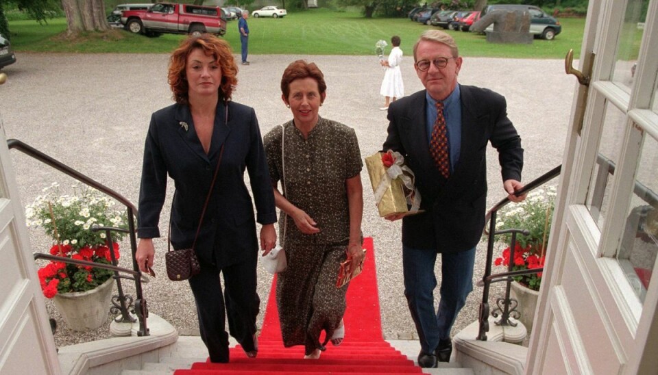 Mette Winge er død Her ses forfatteren Mette Winge i midten, der ankommer til Lise Nørgaards 80-års fødselsdag sammen med skuespillerne Solbjørg Højfeldt og Henning Jensen.