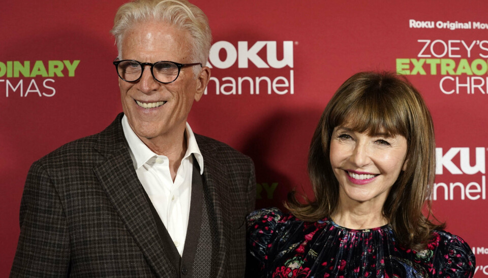 Ted Danson og Mary Steenburgen blev introduceret til slagsangen 'Re-Sepp-Ten', som gjaldede fra tribunerne i Parken. (Arkivfoto). Ted Danson og Mary Steenburgen blev introduceret til slagsangen 'Re-Sepp-Ten', som gjaldede fra tribunerne i Parken. (Arkivfoto).