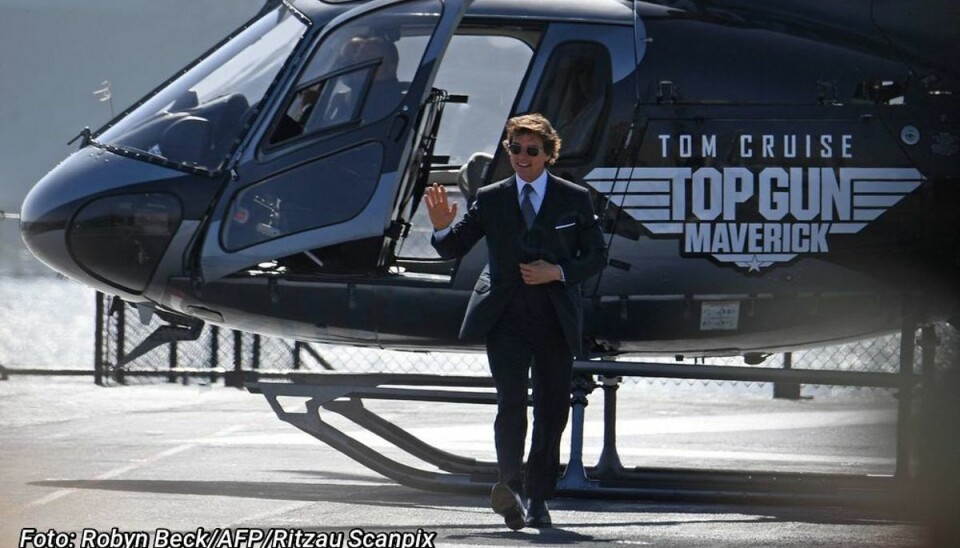 Tom Cruise ankommer i sin egen helikopter til Top Gun: Mawerick premieren i San Diego