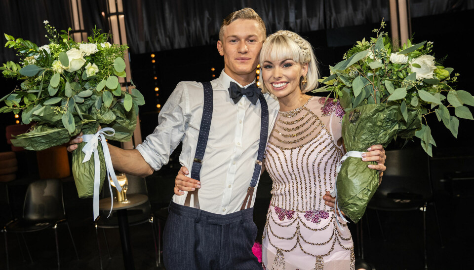 Det bliver på initiativ fra Albert, hvis han nogensinde skal forloves med sin Jenna. Hun har ikke tænkt sig at fri til ham. Det bliver på initiativ fra Albert, hvis han nogensinde skal forloves med sin Jenna. Hun har ikke tænkt sig at fri til ham.