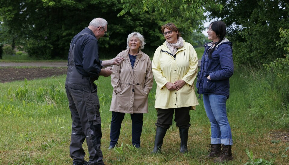 Winnie Topp, nummer to fra højre, ses her i 'Landmand søger kærlighed' sammen med landmanden Jens og sine to medbejlere, Lisbeth og Anna.