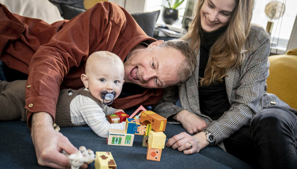 Christian Degn har i den grad tabt sit hjerte til sin forlovede, Trine, og deres lille søn, Vagn. Her ses de sammen i parrets tidligere lejlighed på Vesterbro, som nu er byttet ud med drømmehuset i Randers. (Arkivfoto) Christian Degn har i den grad tabt sit hjerte til sin forlovede, Trine, og deres lille søn, Vagn. Her ses de sammen i parrets tidligere lejlighed på Vesterbro, som nu er byttet ud med drømmehuset i Randers. (Arkivfoto)