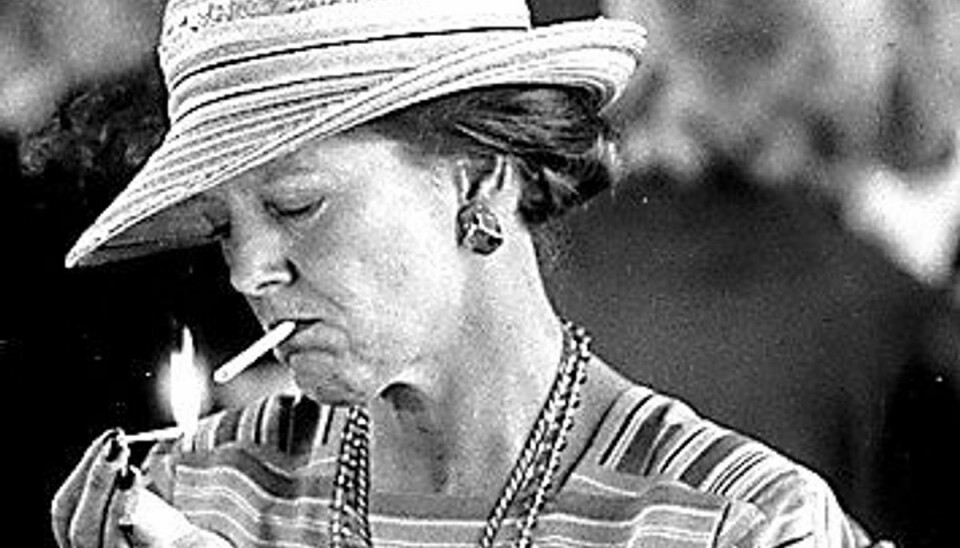 Dronning Margrethe får ild på sin cigaret.