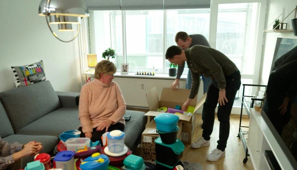 Dennis har ødslet sine penge væk. Pengene er blandt andet blevet brugt på massive mængder tupperware.