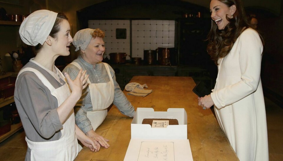 Lesley Nicol, her som Miss Patmore, sammen med Hertuginde Kate og Downton Abbey kollegaen Sophie McShera (tv)