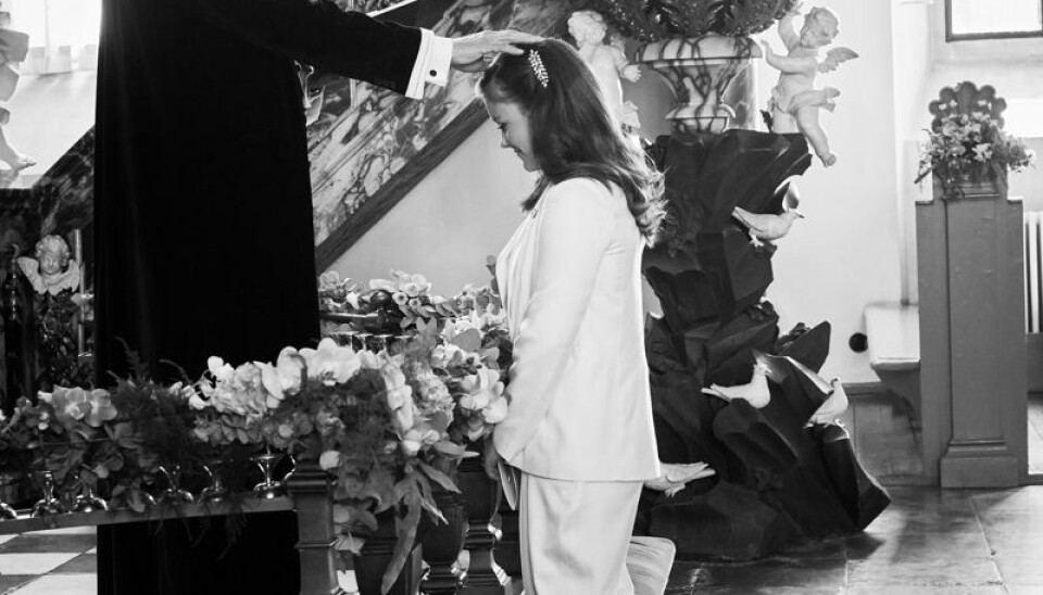 Her er øjeblikket hvor Isabella bliver konfirmeret. Her er øjeblikket hvor Isabella bliver konfirmeret.