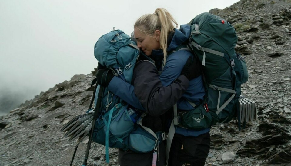 Det kræver sammenhold at tilbagelægge Kalkuttas bjerge, og her krammer Jeanette Ottesen og radiovært Sara Sadiq Frost efter en bjergbestigning.