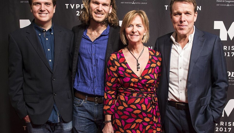 Theis Midé Erichsen (t.v.) og kæresten venter deres andet barn. Theis Midé Erichsen (t.v.) og kæresten venter deres andet barn.