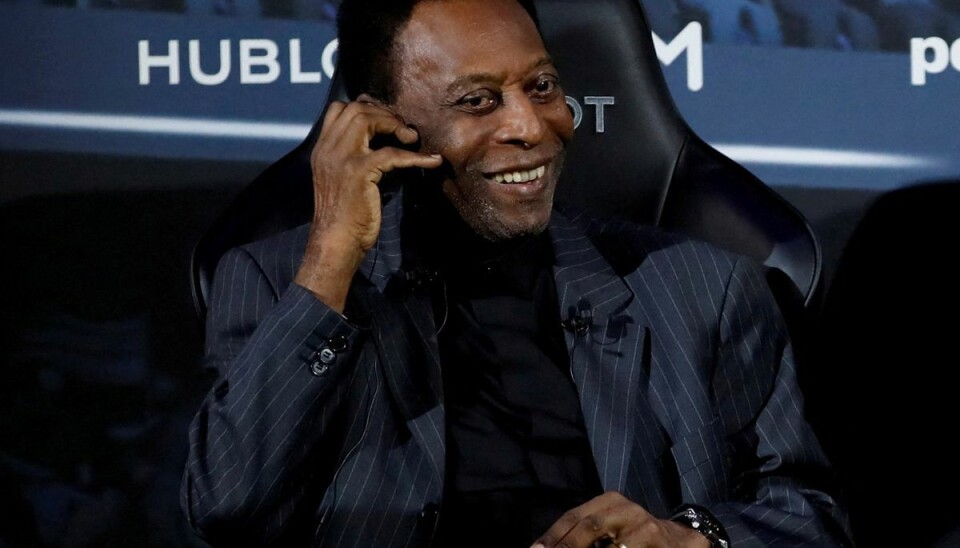 Pelé er igen indlagt på hospitalet. Her ses han i Paris i 2019. Pelé er igen indlagt på hospitalet. Her ses han i Paris i 2019.