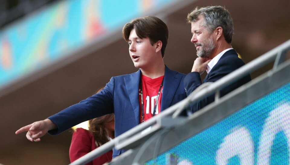 Prins Christian ses her med sin far, kronprins Frederik, på Wembley i London sidste år, hvor Danmark spillede EM-semifinale mod England. (Arkivfoto).