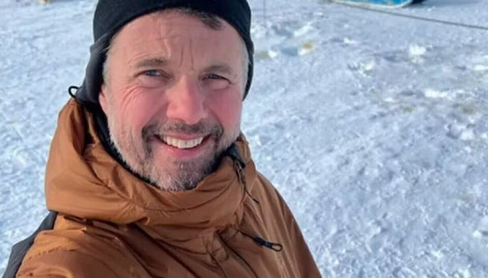 Kronprinsen fik omsider pakket sin gave ud. Kronprinsen fik omsider pakket sin gave ud.