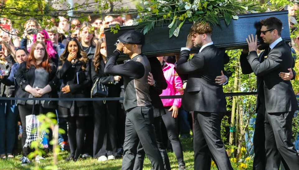 Fans følger kisten med Tom Parker Fans følger kisten med Tom Parker