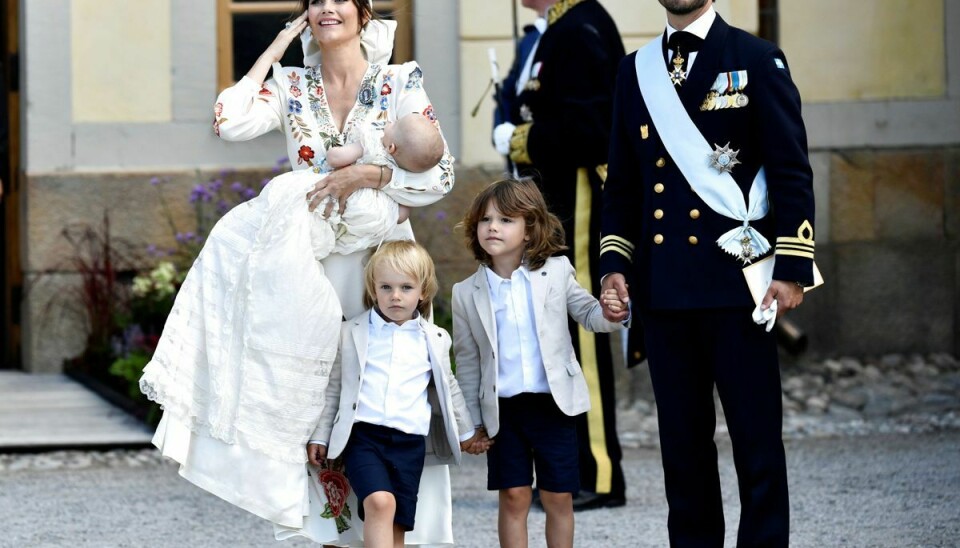 Den svenske prinsfamilie ses her ved Julians barnedåb den 14. august sidste år.