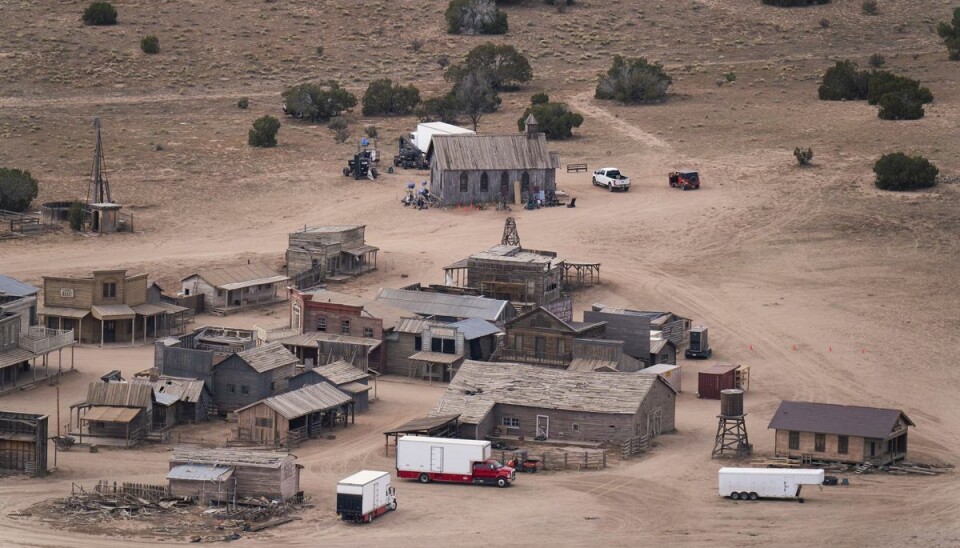 Et luftfoto af det filmset, hvor stjerneskuespilleren Alec Baldwin under optagelser til den kommende westernfilm 'Rust' torsdag affyrede en pistol, der viste sig at være ladt med et skarpt skud. Skuddet dræbte filmfotografen Halyna Hutchins.