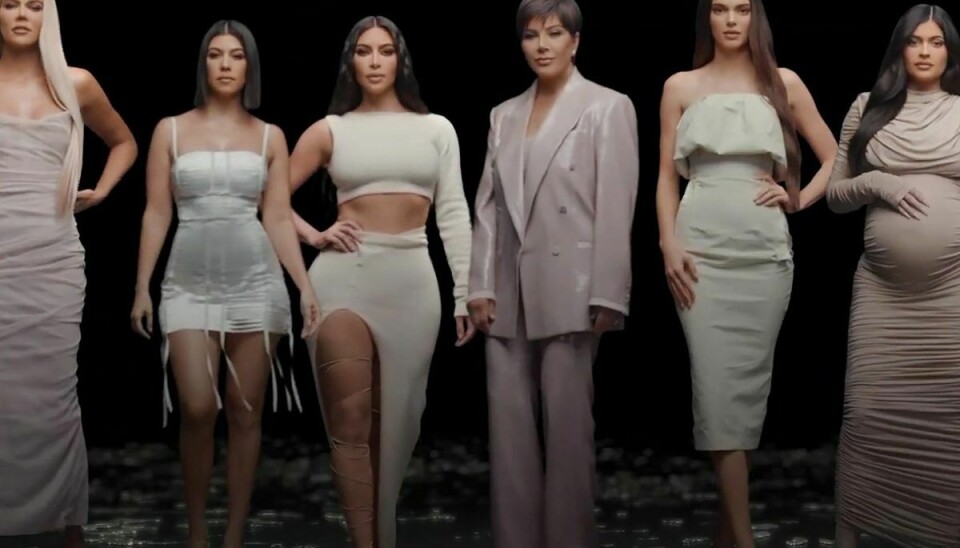 Seriens seks hovedpersoner, Kendall Jenner, Kylie Jenner, Kris Jenner, Kourtney Kardashian, Kim Kardashian West og Khloe Kardashian.
