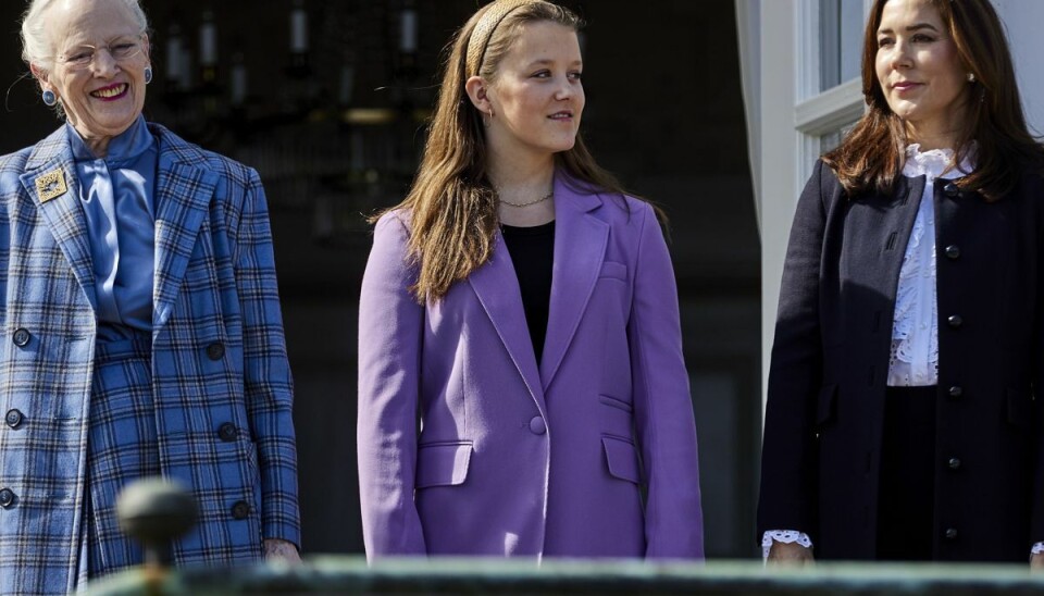 Prinsesse Isabella ses her flankeret af sin farmor, dronning Margrethe, og sin mor, kronprinsesse Mary, på verandaen på Marselisborg slot den 16. april.