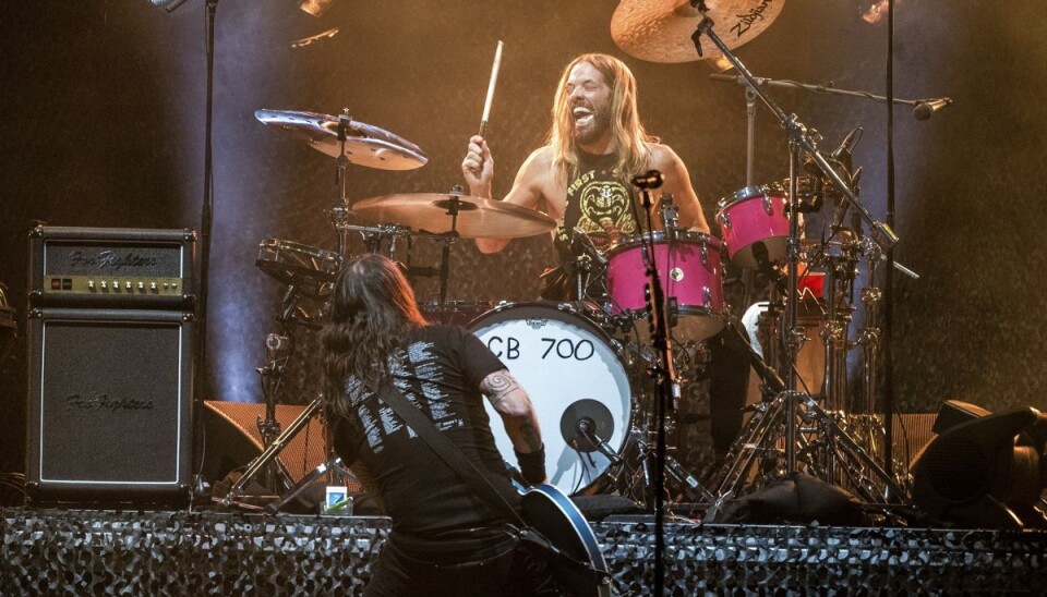 Her ses Taylor Hawkins på trommer sammen med Dave Grohl på Innings Festival i Tempe i den amerikanske delstat Arizona i slutningen af februar i år.