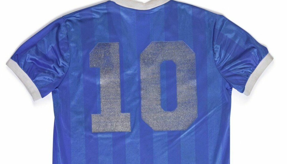 En Diego Maradona-trøje fra Argentinas VM-kamp mod England i 1986 kommer på auktion senere i april hos Sothebys. Angiveligt scorede Maradona et mål med hånden iført trøjen, men det betvivler den afdøde fodboldspillers datter.