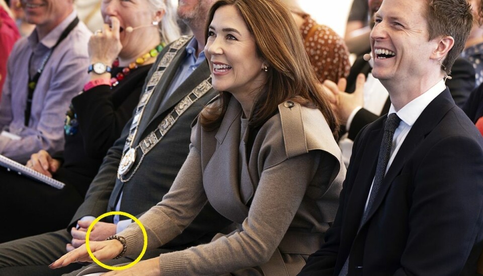 Mary ses her sammen med Uddannelses- og forskningsminister Jesper Petersen ved den officielle åbning af Forskningens Døgn 2022. Læg mærke til den lille detalje på kronprinsessens højre håndled. Mary ses her sammen med Uddannelses- og forskningsminister Jesper Petersen ved den officielle åbning af Forskningens Døgn 2022. Læg mærke til den lille detalje på kronprinsessens højre håndled.