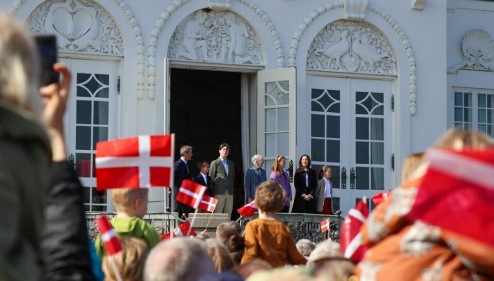Hendes majestæt fylder 82 år i dag. Her er hun mødt op med familien på Marselisborg Slot.