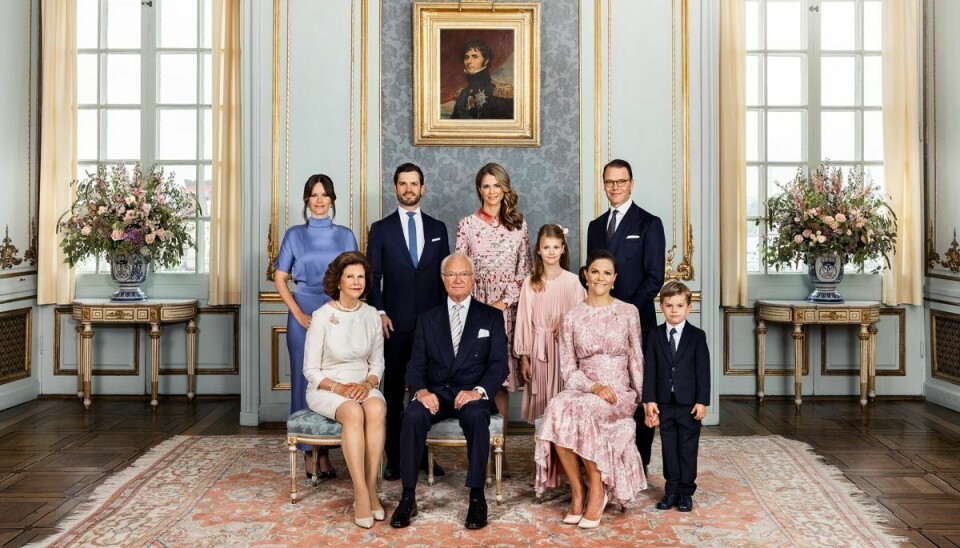 Forrest fra venstre, er det dronning Silvia, Kong Carl Gustaf, kronprinsesse Victoria og prins Oscar. Stående fra venstre ses prinsesse Sofia, prins Carl Philip, prinsesse Madeleine, prinsesse Estelle og prins Daniel.