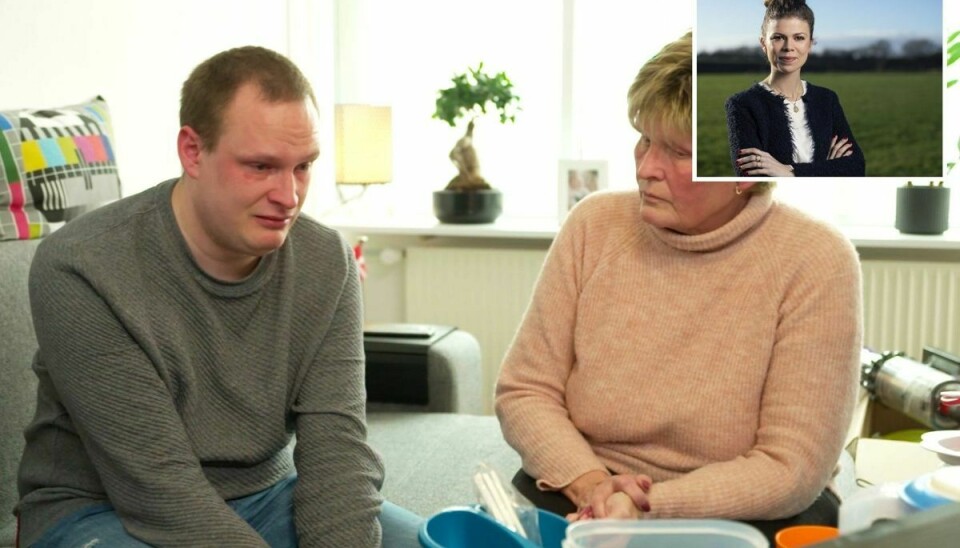 Dennis' mor er bekymret, skuffet og vred på sin søn i aftenens program, fortæller Luksusfælden-ekspert Louise Fredbo-Nielsen.