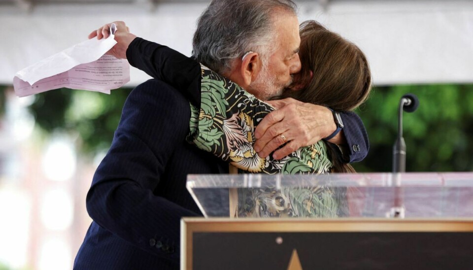 Francis Ford Coppola giver skuespiller Talia Shire et knus, efter at hun har holdt tale ved ceremonien, hvor Coppolas stjerne afsløredes. Talia er søster til Francis Ford Coppola.