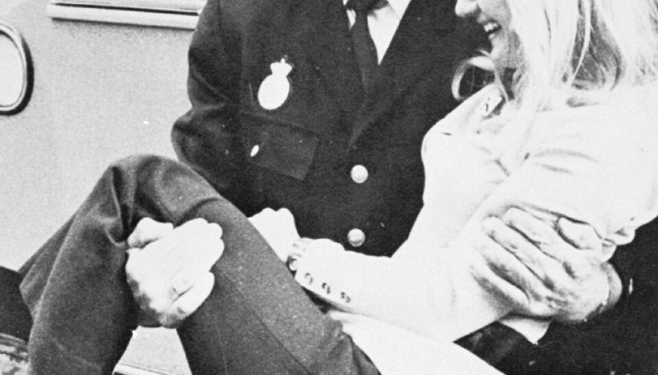 Rødstrømpen Ulla Dahlerup bliver af politiet båret væk fra en bus under en demonstration mod uligeløn i maj 1970. Mandag den 21. marts fylder journalisten og debattøren 80. Rødstrømpen Ulla Dahlerup bliver af politiet båret væk fra en bus under en demonstration mod uligeløn i maj 1970. Mandag den 21. marts fylder journalisten og debattøren 80.